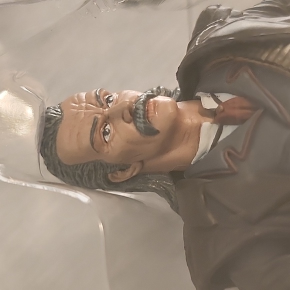 Metal Gear Revolver Ocelot - Picture 3 of 9